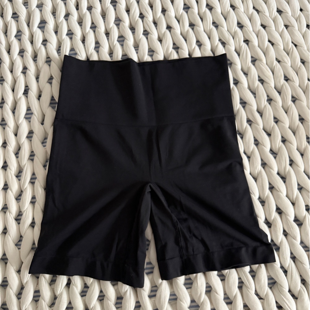 NWOT SKIMS SOFT SMOOTHING SEAMLESS SHORTS